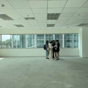 Khách hàng đi khảo sát mặt bằng trống tại tòa nhà Riverbank Place