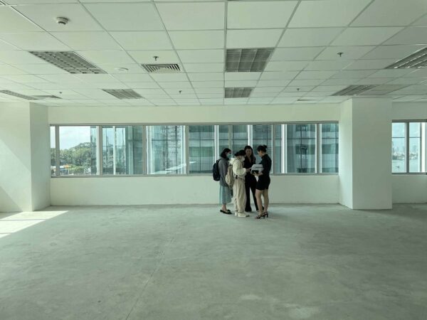 Khách hàng đi khảo sát mặt bằng trống tại tòa nhà Riverbank Place
