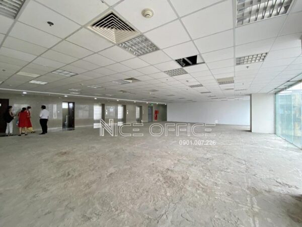 Khách hàng đi khảo sát mặt bằng trống tại ROX Tower