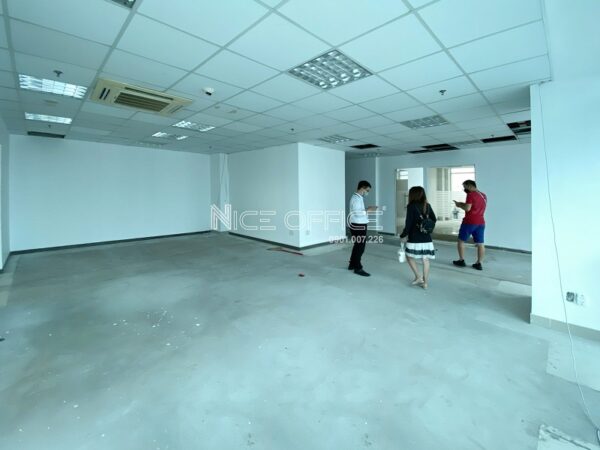 Khách hàng đi khảo sát mặt bằng tại PTs Saigon