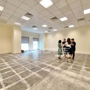 Khách hàng đi xem mặt bằng trống tại tòa nhà Metropolitan Tower