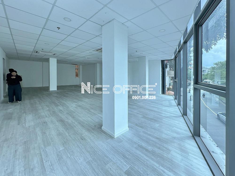 khach-hang-di-xem-mat-bang-trong-tai-428-truong-sa