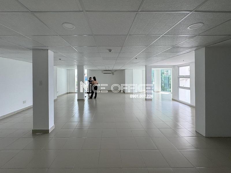 khach-hang-di-xem-mat-bang-trong-tai-anh-dang-building