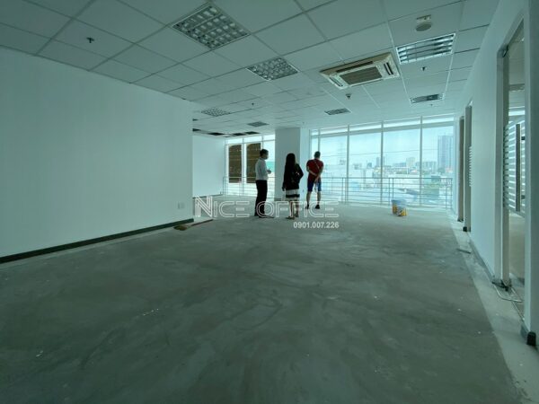 Khách hàng đi khảo sát mặt bằng tại PTs Saigon