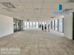 Khách hàng đi xem mặt bằng trống tại tòa nhà AB Tower