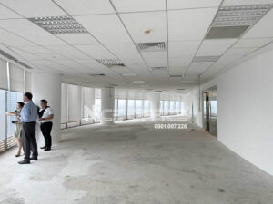 Khách hàng đi xem mặt bằng trống tại tòa nhà Bitexco Financial Tower