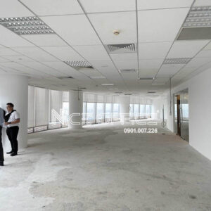 Khách hàng đi xem mặt bằng trống tại tòa nhà Bitexco Financial Tower