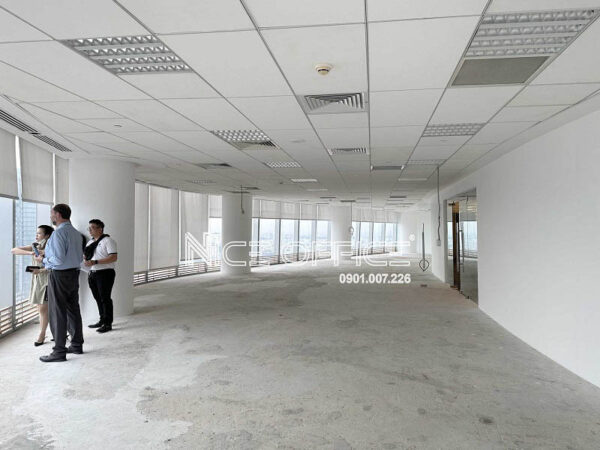 Khách hàng đi xem mặt bằng trống tại tòa nhà Bitexco Financial Tower