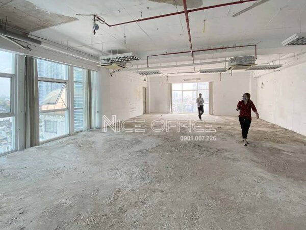 Khách hàng đi xem mặt bằng tại tòa nhà Ký Con Building