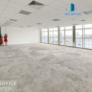 Khách hàng đi xem mặt bằng trống tại tòa nhà Nguyễn Lâm Tower