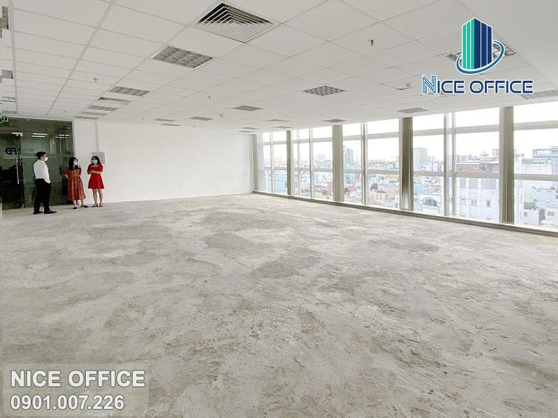 Khách hàng đi xem mặt bằng trống tại tòa nhà Nguyễn Lâm Tower