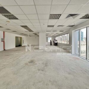 Khách hàng đi xem mặt bằng trống tại tòa nhà Saigon Centre Tower