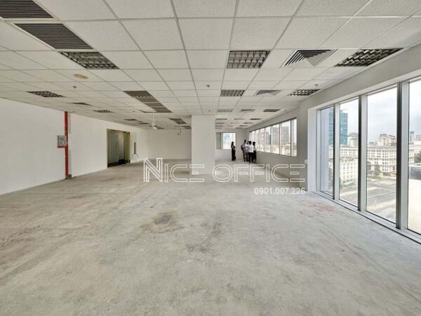 Khách hàng đi xem mặt bằng trống tại tòa nhà Saigon Centre Tower