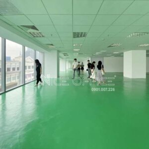 Khách hàng đi xem mặt bằng trống tại tòa nhà Vincom Center