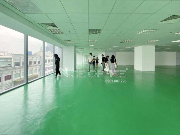 Khách hàng đi xem mặt bằng trống tại tòa nhà Vincom Center