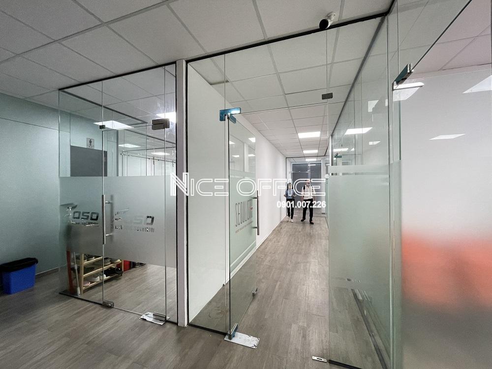 khach-hang-di-xem-mat-bang-van-phong-trong-tai-toa-nha-vcc-building