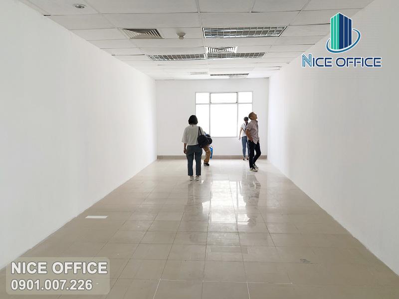 Khách hàng đi xem văn phòng diện tích nhỏ tại tòa nhà DC Tower quận 3