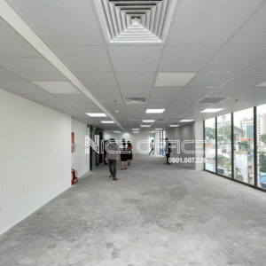 Khách hàng đi khảo sát mặt bằng trống tại Ework Building