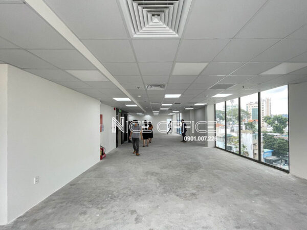 Khách hàng đi khảo sát mặt bằng trống tại Ework Building