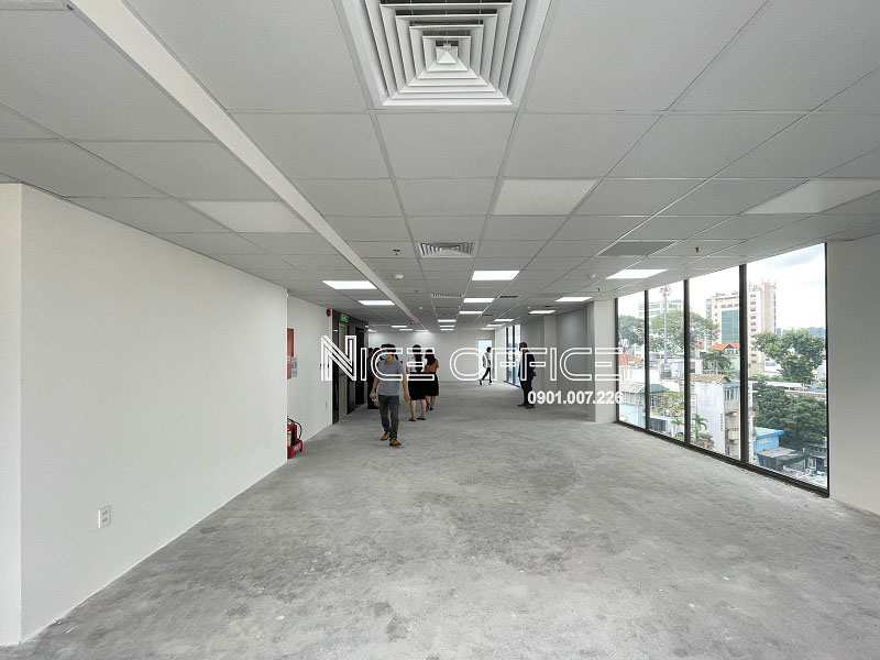 Khách hàng được Nice Office tư vấn, khảo sát mặt bằng trống tại Ework Building