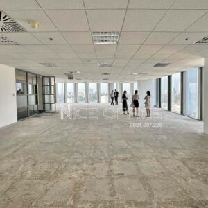 Khách hàng đi khảo sát mặt bằng trống tại tòa nhà AB Tower