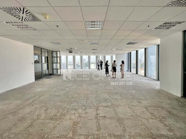 Khách hàng đi khảo sát mặt bằng trống tại tòa nhà AB Tower