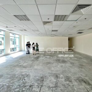 Khách hàng khảo sát mặt bằng trống tại Metropolitan Tower