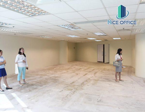 Khách hàng Nice Office đi khảo mặt băng trống tại tòa nhà Saigon Trade Center