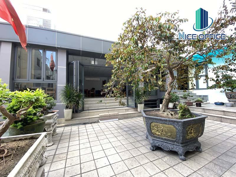 Khu vực căn tin riêng biệt trong khuôn viên tòa nhà