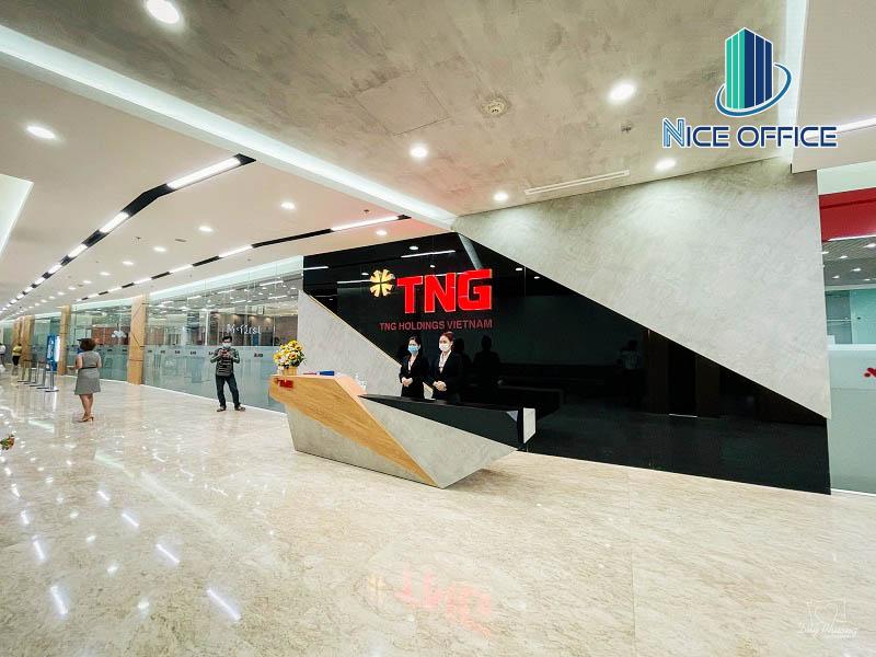 Sảnh tầng trệt tại tòa nhà TNG Holdings với khu vực tiếp khách chung rộng rãi