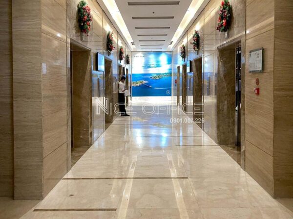 Khu vực thang máy tốc độ cao tại tòa nhà AB Tower