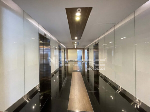 Khu vực thang máy tốc độ cao tại tòa nhà Bitexco Financial Tower