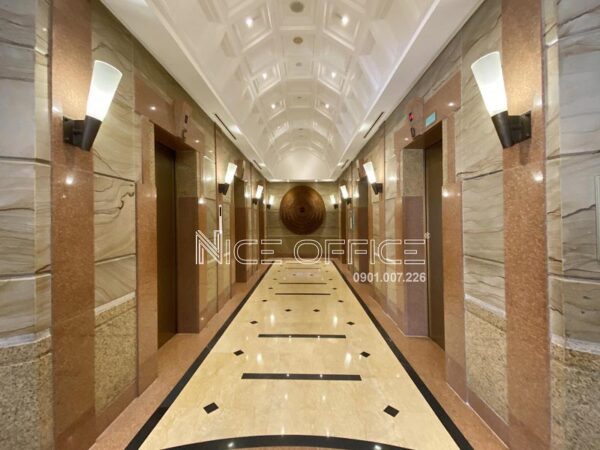 Khu vực thang máy tốc độ cao tại Metropolitan Tower