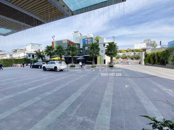 Khuôn viên phía trước tòa nhà rộng rãi đậu được nhiều ô tô khi đến giao dịch và làm việc tại tòa nhà
