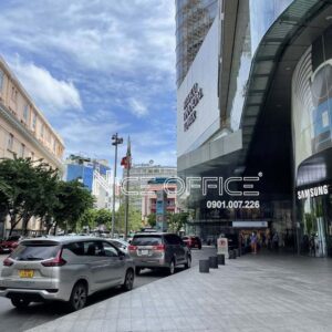 Khuôn viên phía trước tòa nhà Bitexco Financial Tower