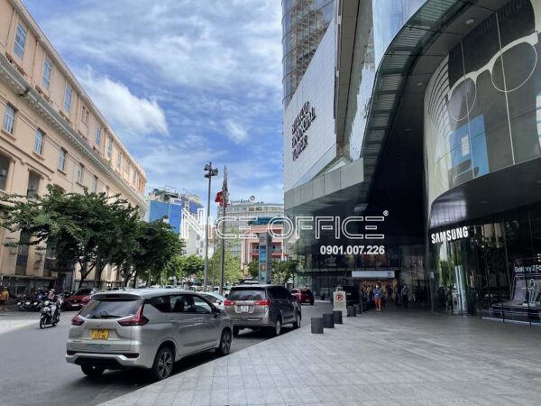 Khuôn viên phía trước tòa nhà Bitexco Financial Tower