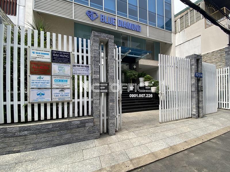 khuon-vien-phia-truoc-toa-nha-blue-diamond-building-quan-10