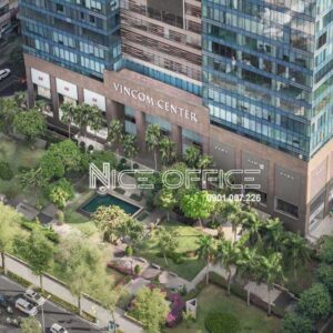 Khuôn viên phía trước tòa nhà Vincom Center nhiều mảng xanh