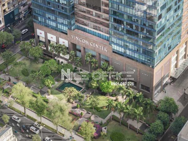 Khuôn viên phía trước tòa nhà Vincom Center nhiều mảng xanh