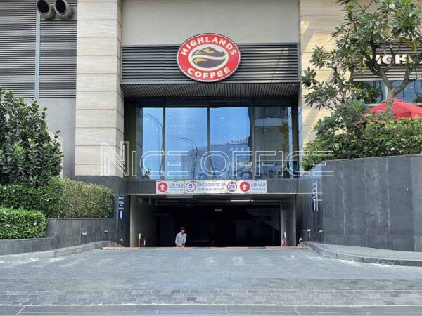 Lối xuống hầm xe tại tòa nhà Pearl Plaza