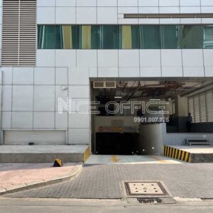 Lối xuống hầm xe tại tòa nhà Riverbank Place
