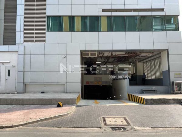 Lối xuống hầm xe tại tòa nhà Riverbank Place