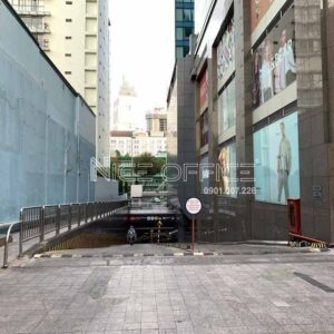 Lối xuống hầm xe tại tòa nhà Vincom Center Tower