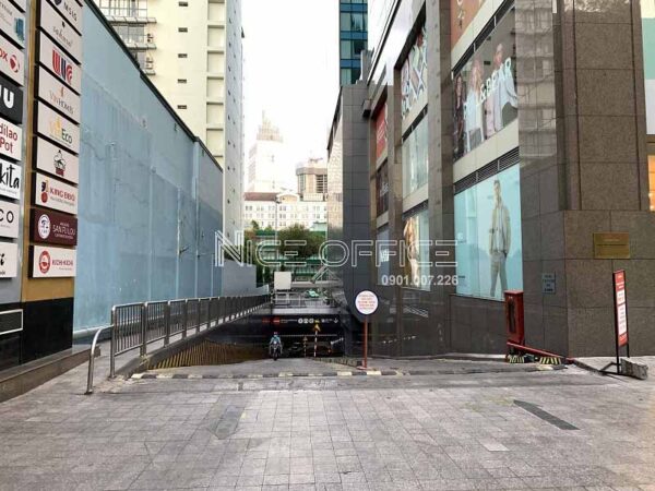Lối xuống hầm xe tại tòa nhà Vincom Center Tower