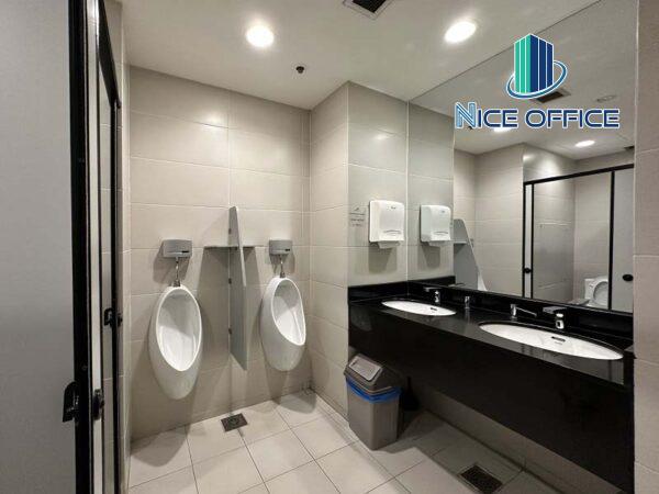 Nhà vệ sinh nam tại Saigon Centre Tower