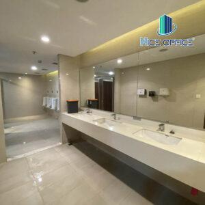 Nhà vệ sinh nam tại tòa nhà Pearl Plaza