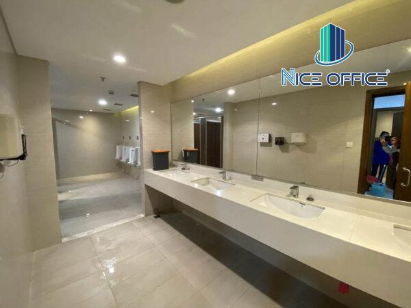 Nhà vệ sinh nam tại tòa nhà Pearl Plaza