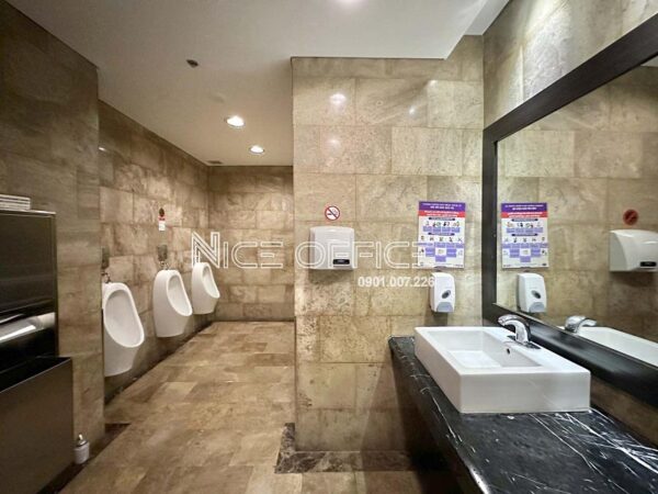 Nhà vệ sinh tại mỗi tầng tòa nhà AB Tower