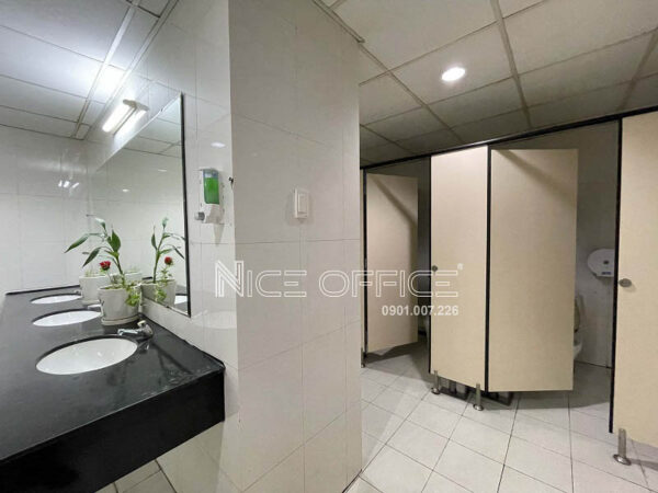 Nhà vệ sinh tại mỗi tầng tòa nhà Master Building