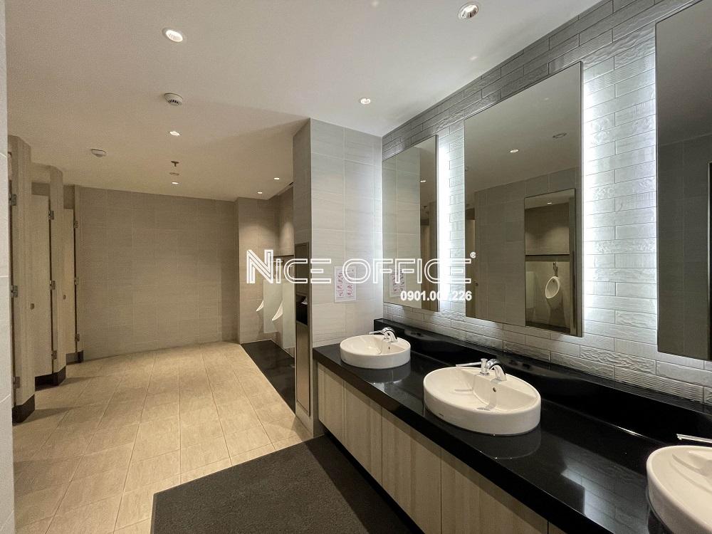 nha-ve-sinh-tai-moi-tang-toa-nha-riverbank-place